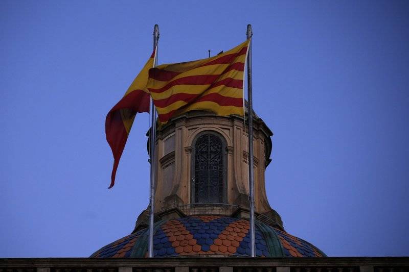 Los funcionarios de Cataluña regresan al trabajo después de que el gobierno de España asumió el control de la región