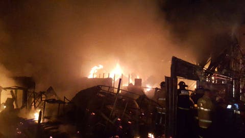 Incendio destruye dos negocios en Santiago