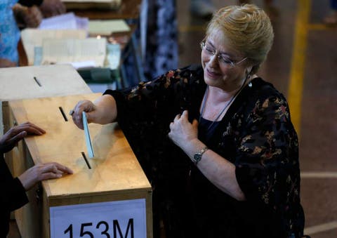 Los chilenos votan para suceder a Bachelet con Piñera de favorito