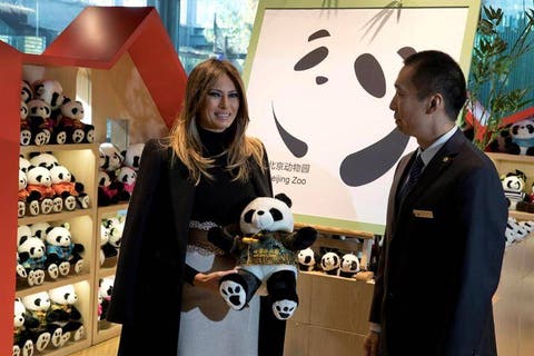 Melania Trump visita en Pekín los osos panda y la Gran Muralla