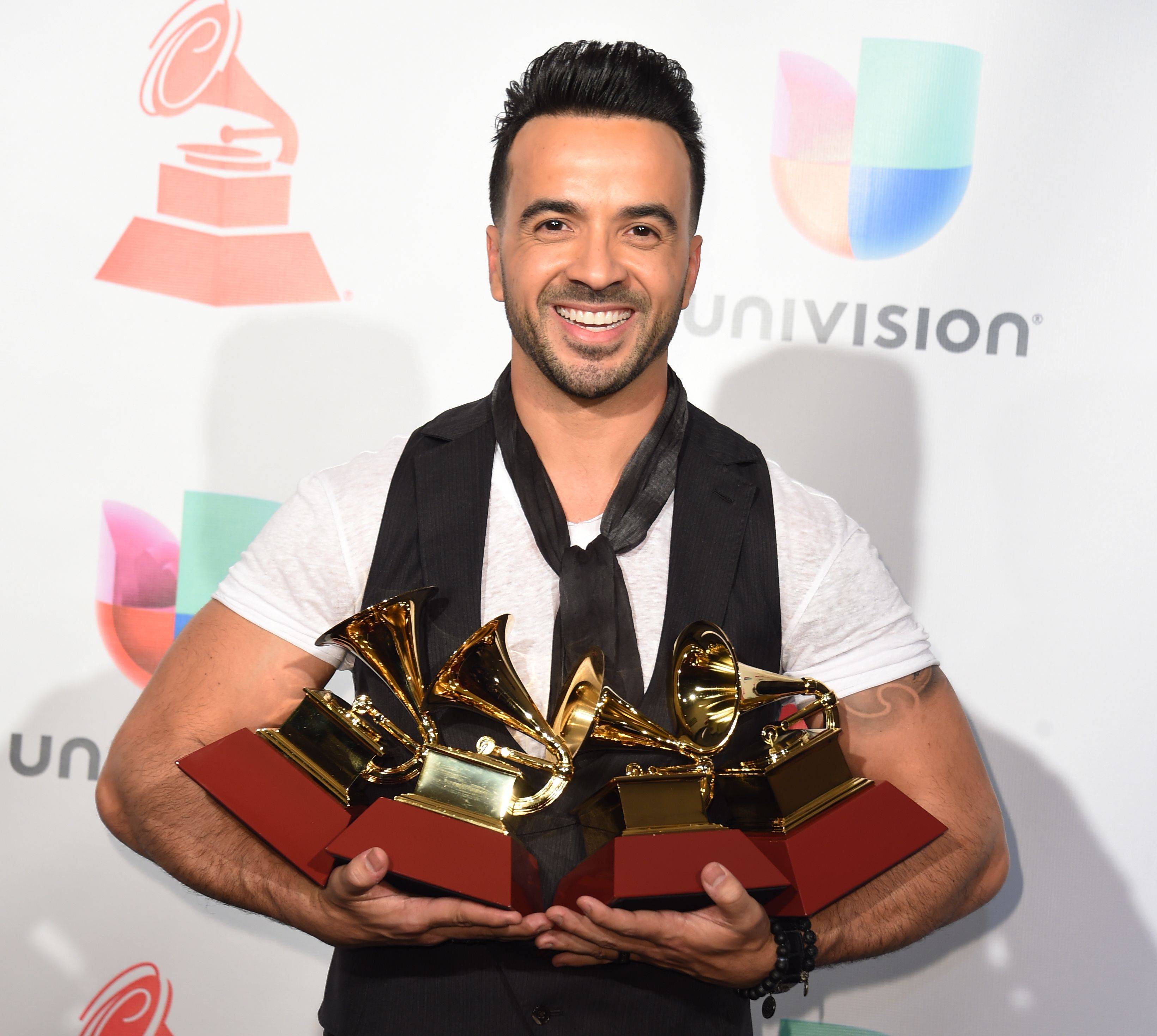 Luis Fonsi arrasa con «Despacito» en los Latin Grammy