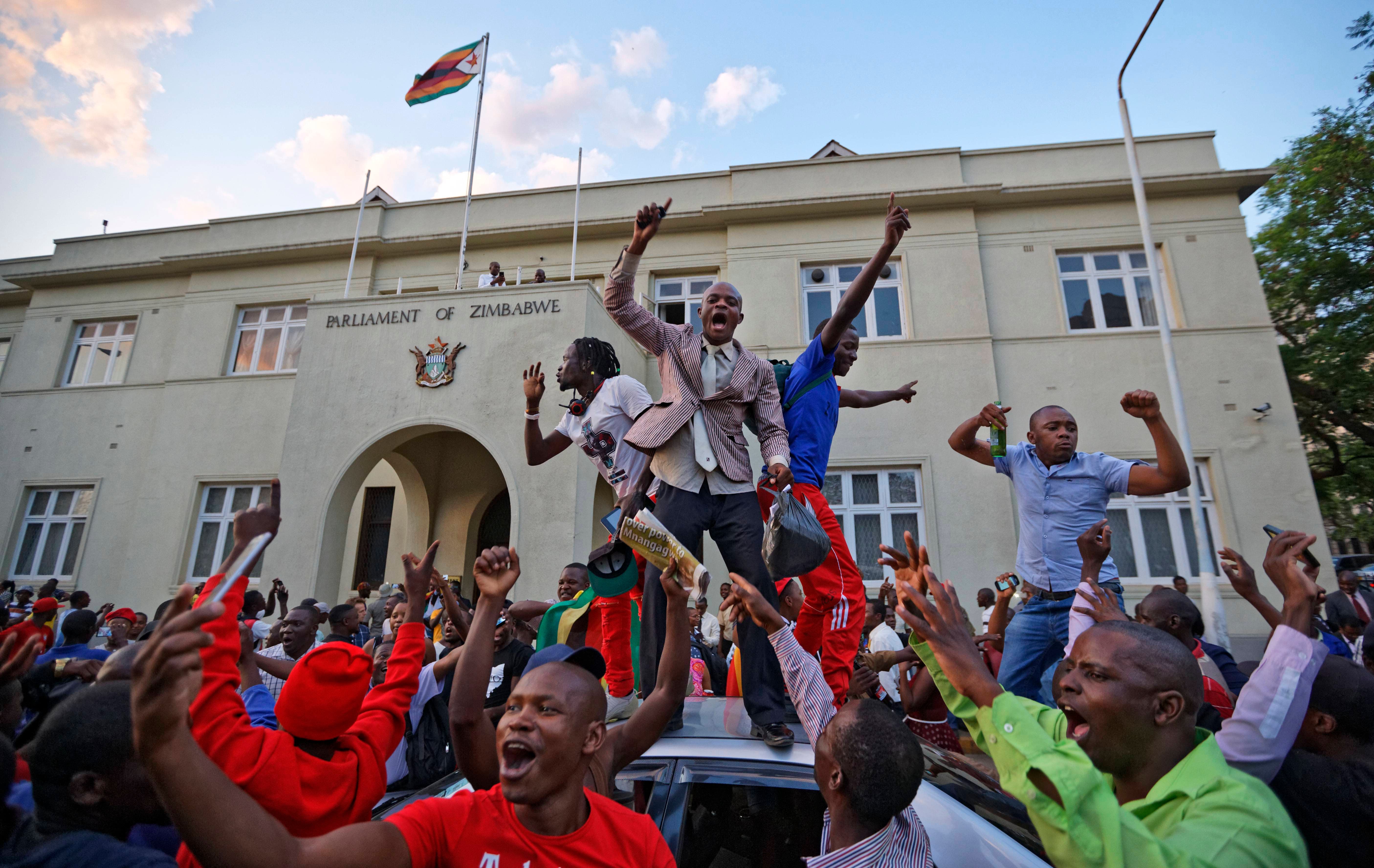 En fotos: Las calles de Zimbabue reciben con euforia la renuncia de su eterno presidente