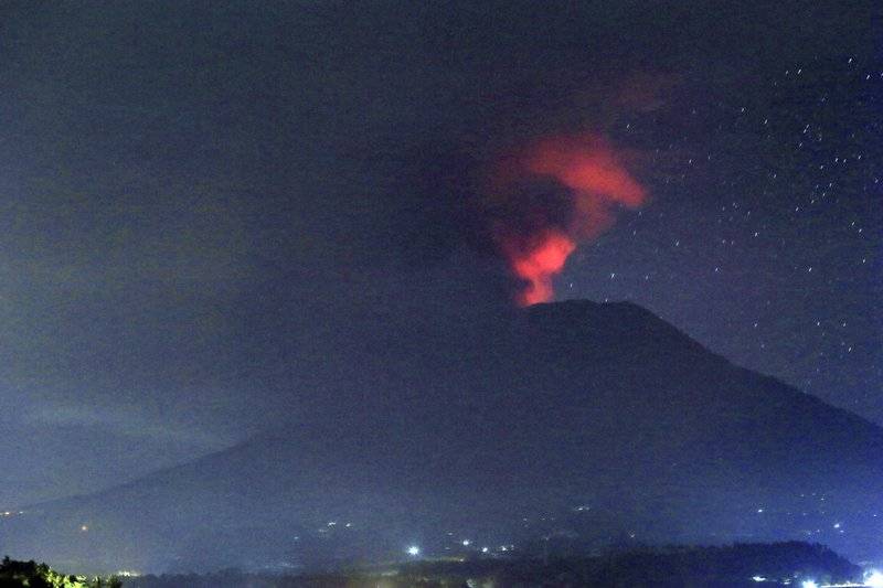 Erupciones de volcán en Bali alteran temporalmente el tráfico aéreo y cubren de ceniza sitios próximos