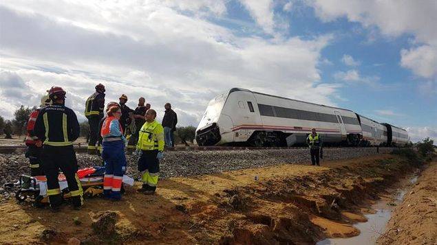 27 heridos en descarrilamiento de un vagón de tren en España