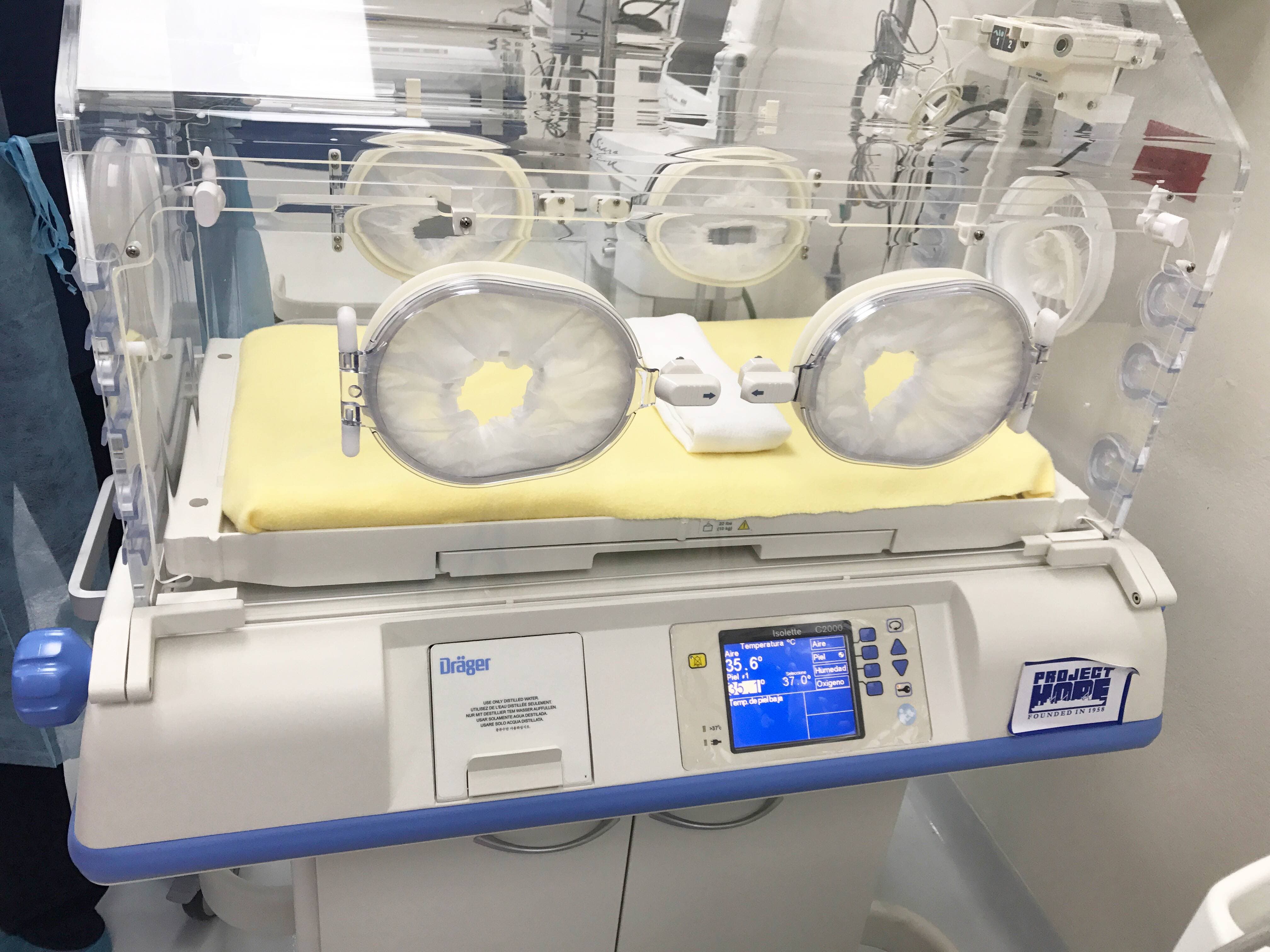 Donan equipos de alta tecnología a la unidad de neonatología de la Maternidad de Los Mina