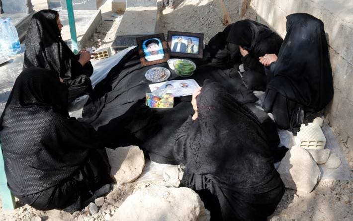Tras el terremoto en Irán, familiares lloran en el cementerio a sus fallecidos