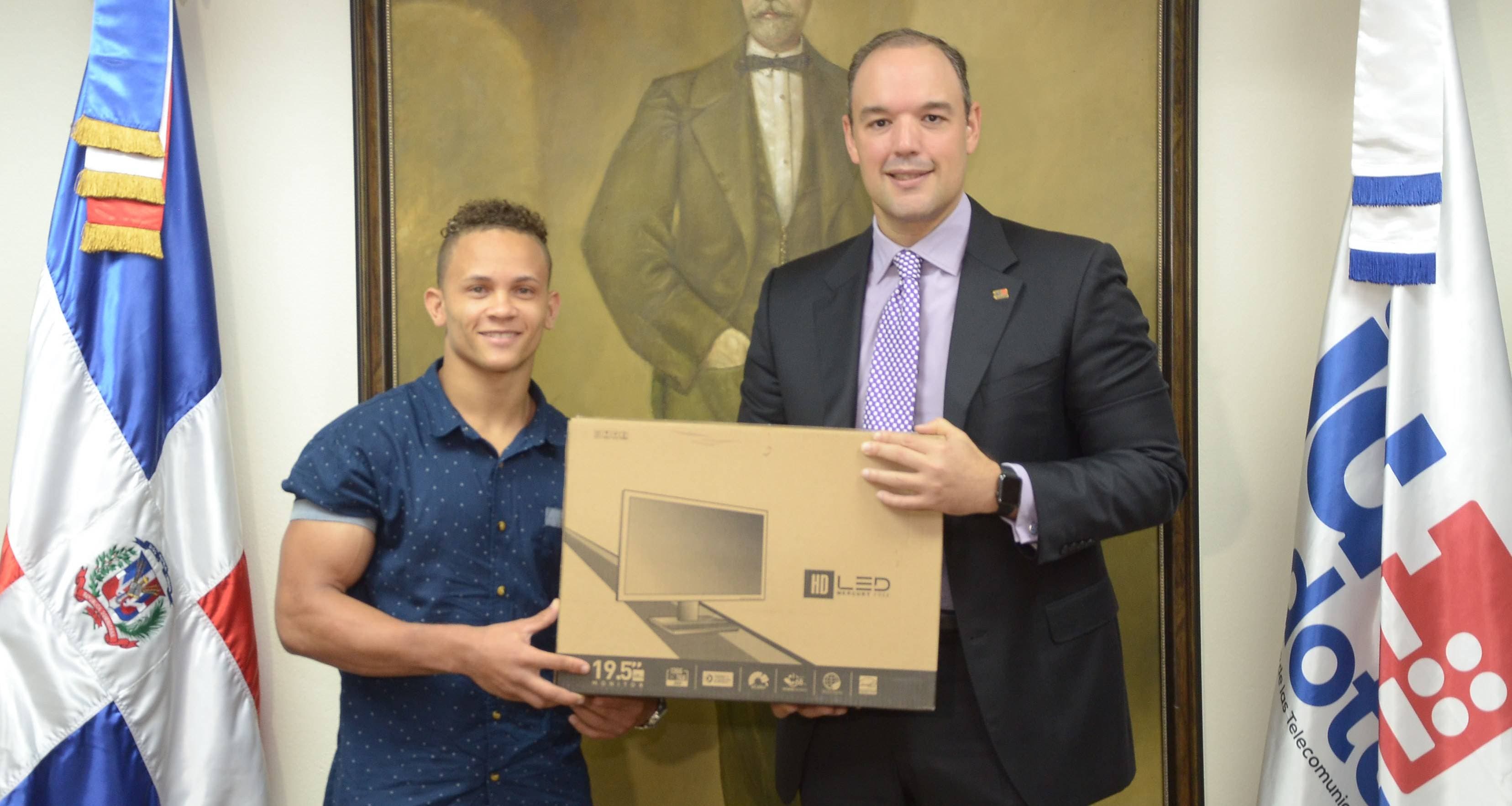 Presidente de Indotel dona computadora  a medallista de oro Audrys Nín Reyes