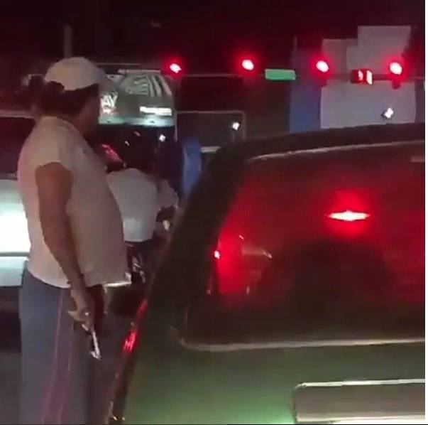 Video: ¡Insólito! hombre «atemoriza» con  arma de fuego en plena avenida