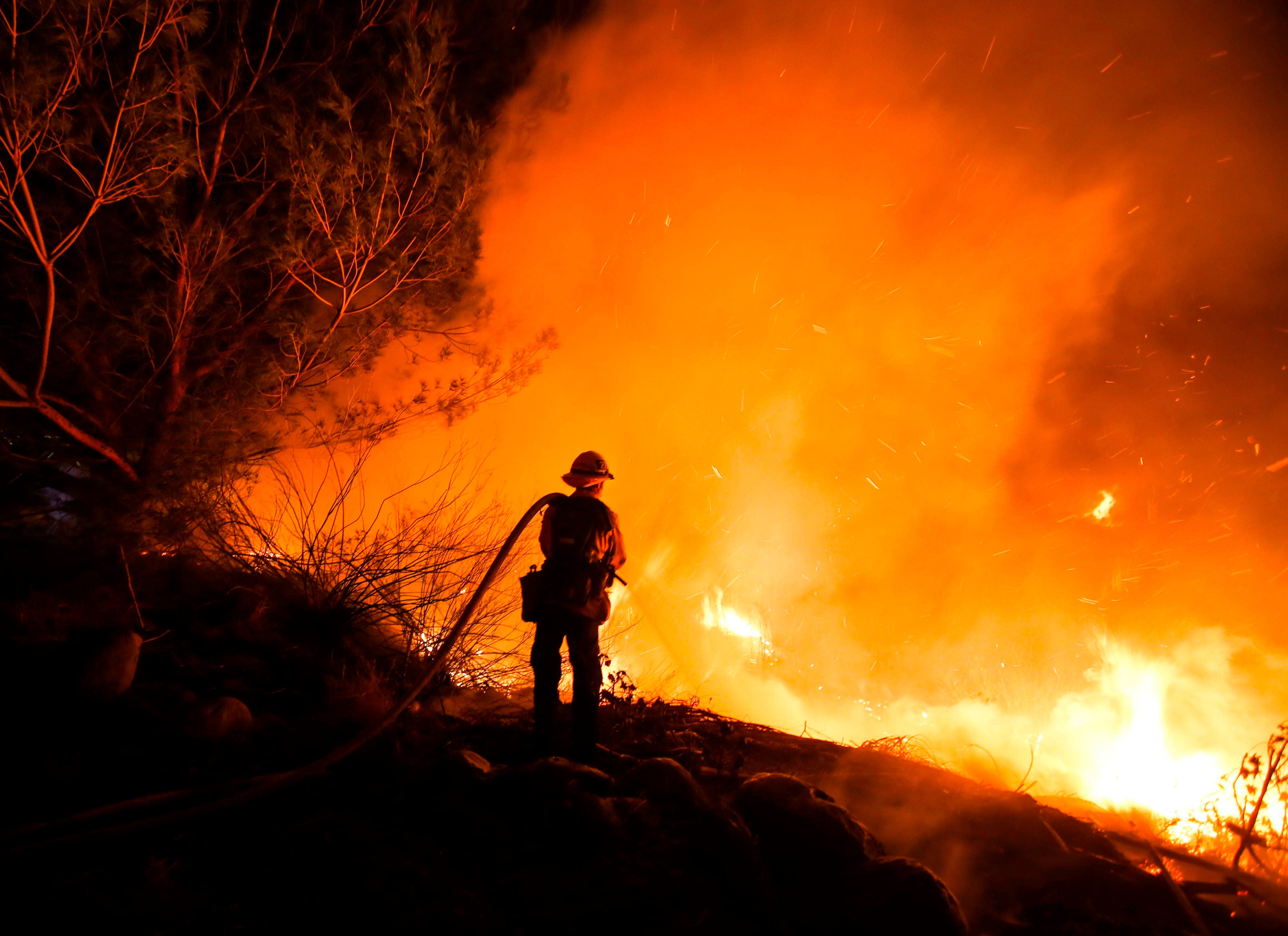 Un muerto y miles de personas evacuadas por un gigantesco incendio en California