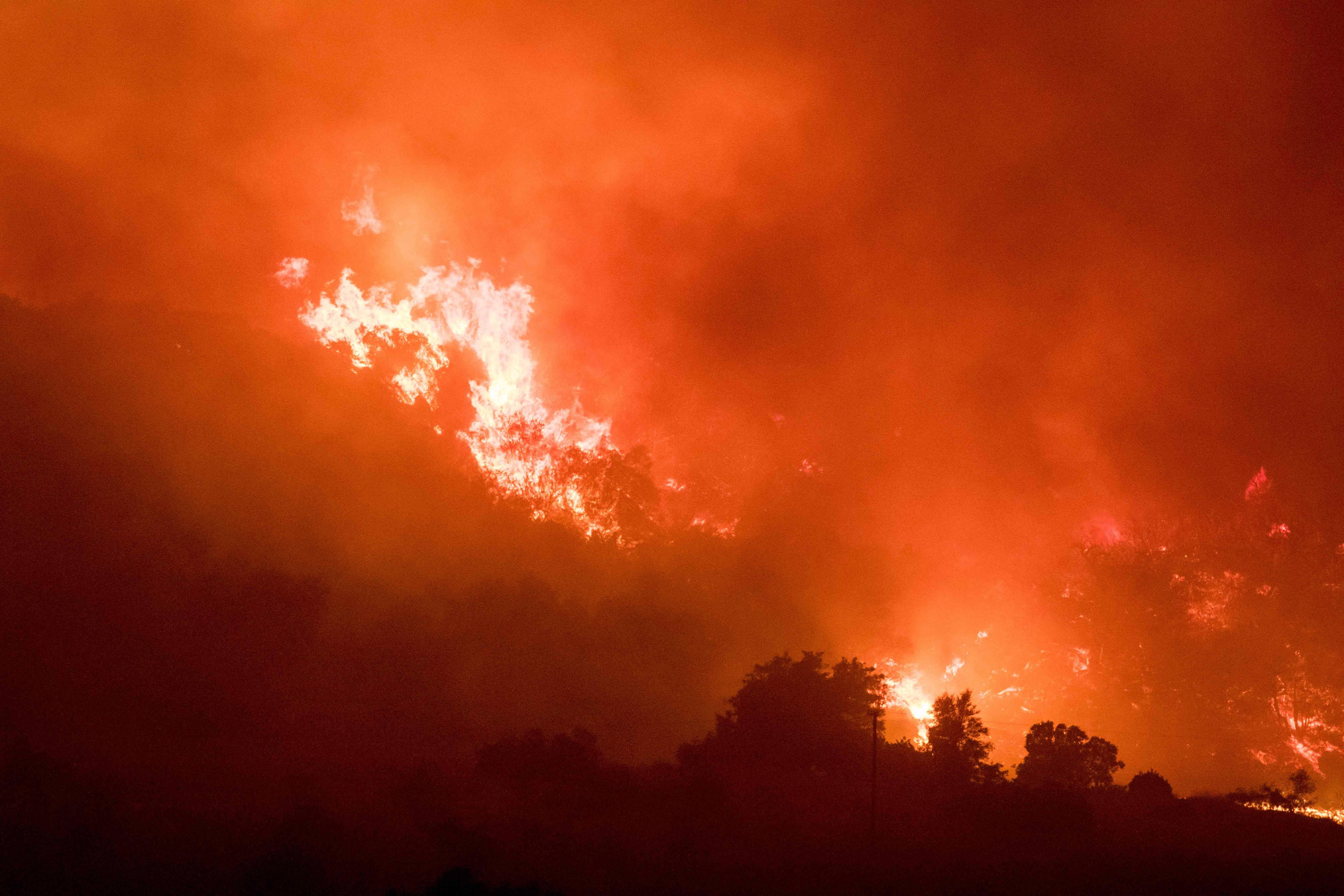 Vea en fotos: Vientos huracanados continúan propagando los voraces incendios de California
