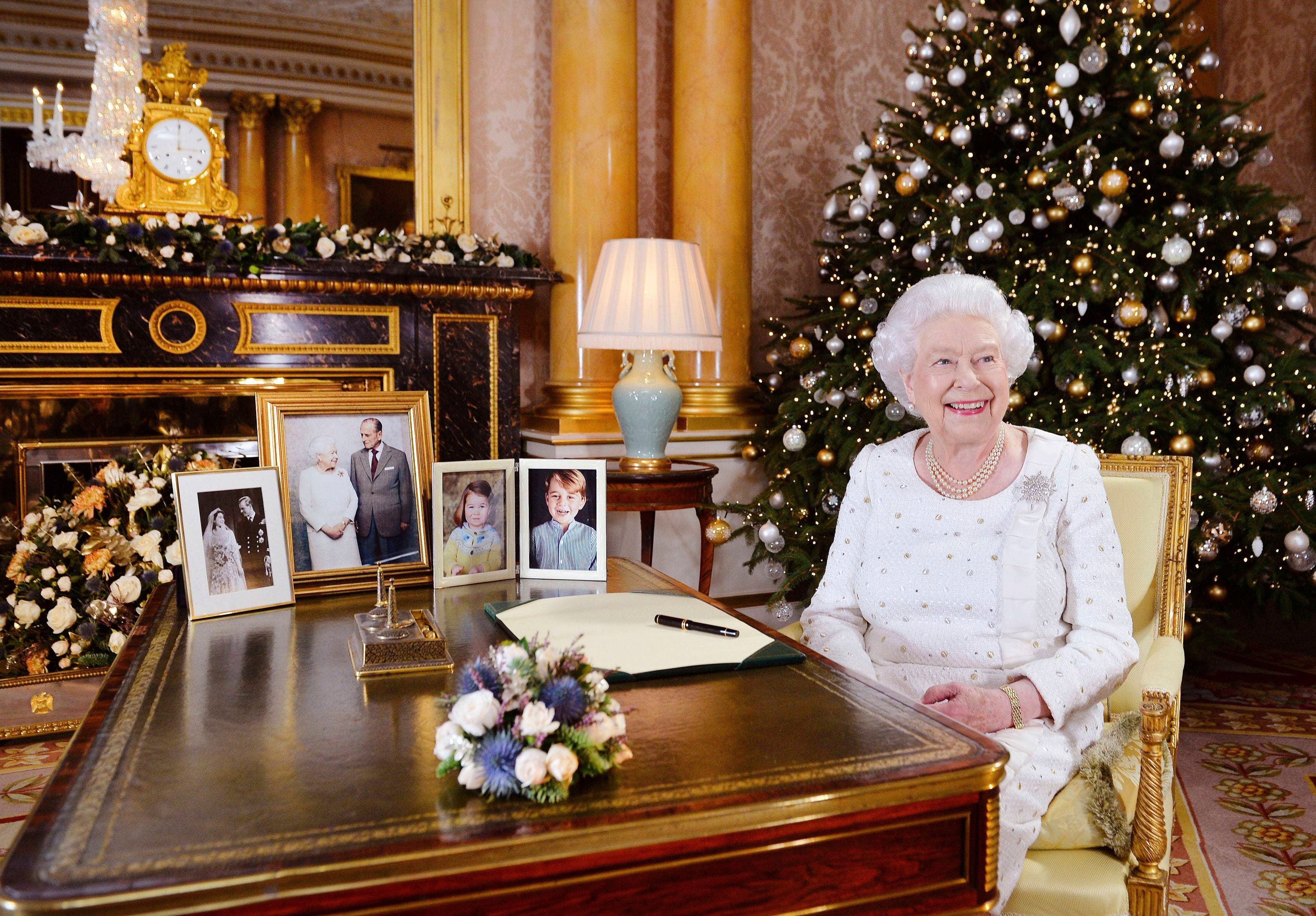 Isabel II elogia en mensaje navideño las «poderosas identidades» de Londres y Manchester