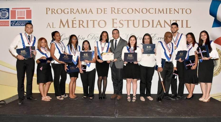 Navarro encabeza entrega de reconocimiento a estudiantes meritorios