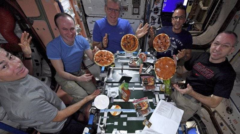 Astronautas en estación espacial preparan pizza