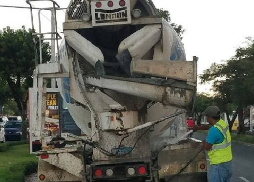 Sancionan conductor de camión derramó concreto en vía pública