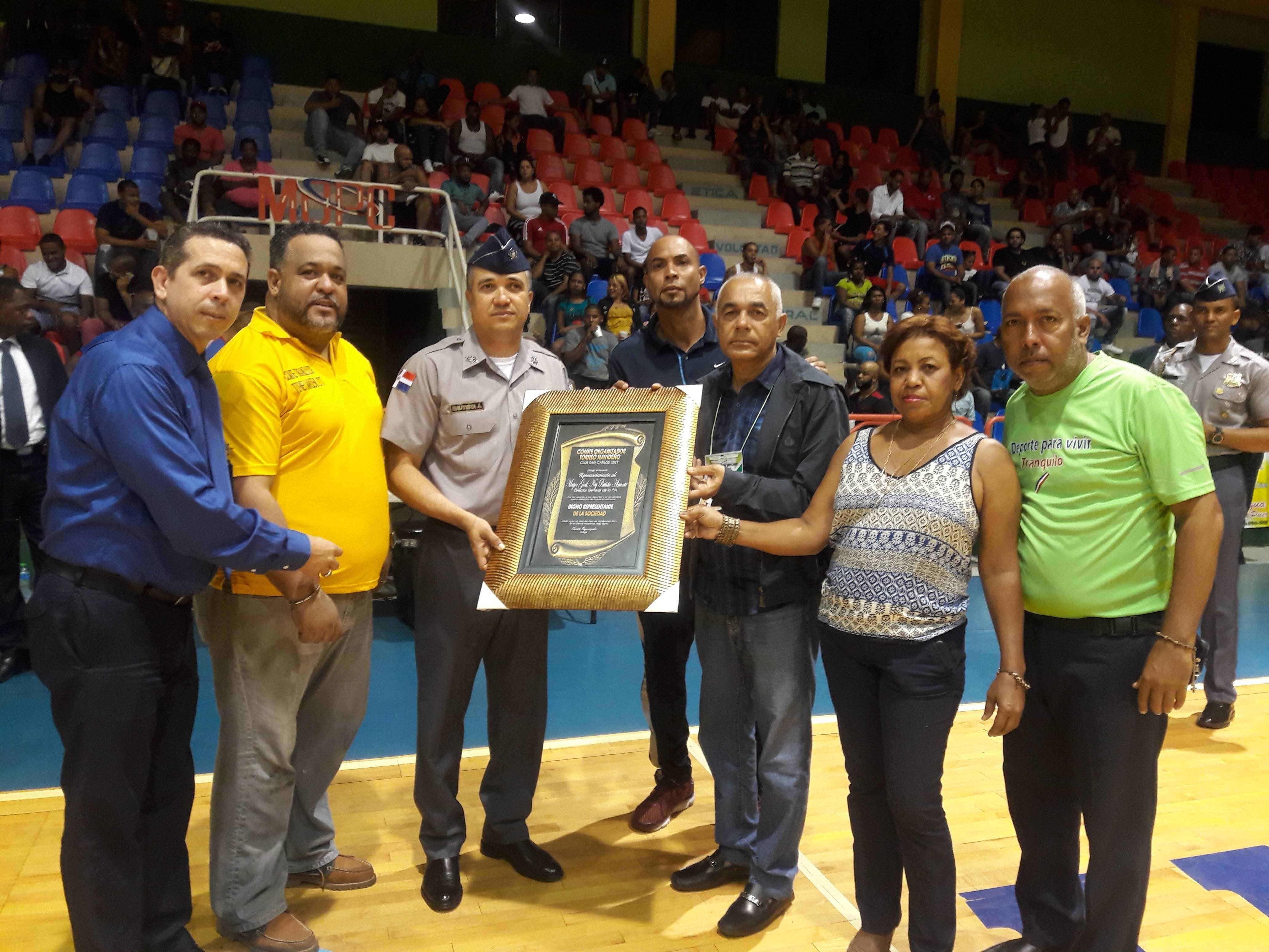 Club San Carlos reconoce al director general de la Policía Nacional
