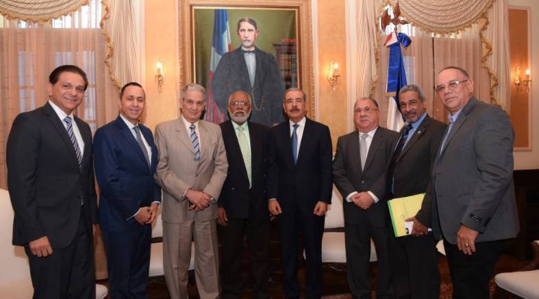 Presidente CMD realiza «visita de cortesía» a Danilo Medina previo a reinicio diálogo