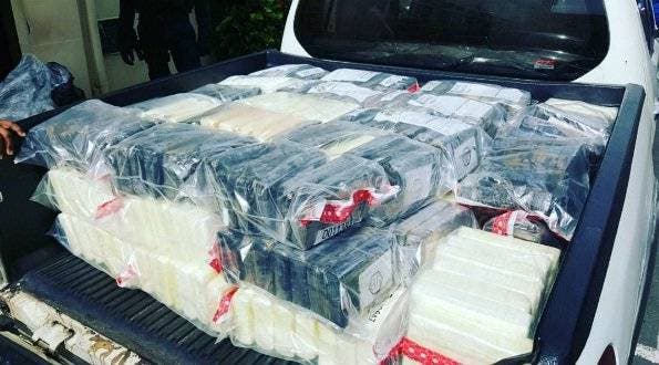 Buscan tres personas por alijo de 408 kilos de cocaína
