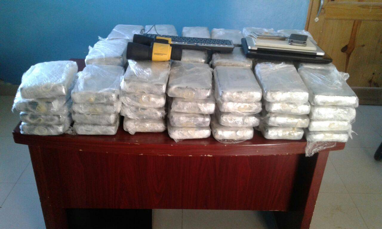 Decomisan 76 paquetes de cocaína en Pedernales
