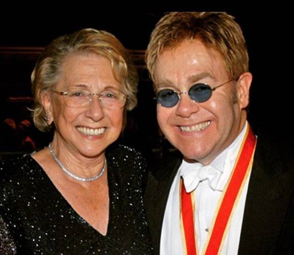 Elton John, “conmocionado” por la muerte de su madre