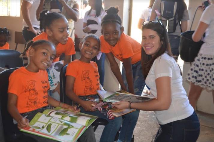 Ace International dona más 300 libros al Hogar Escuela Rosa Duarte