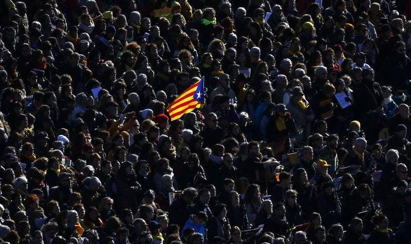 España: juez mantiene a 2 exaltos cargos del gobierno de Cataluña y dos activistas en prisión, deja en libertad bajo fianza a 6 exconsejeros