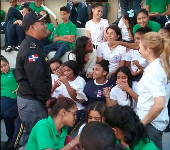 Policía comunitaria imparte charlas en escuelas de Santiago