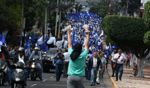 Simpatizantes del oficialismo en Honduras vuelven a las calles para reclamar triunfo