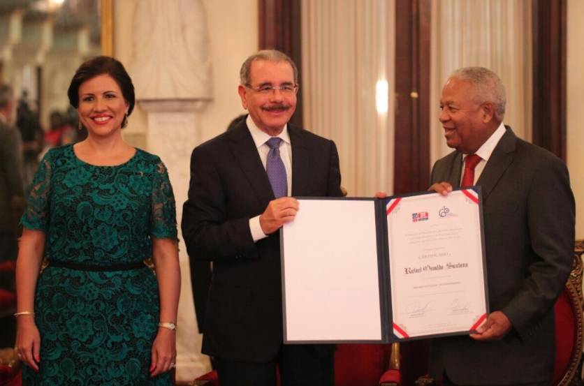 Osvaldo Santana recibe el Premio Nacional de Periodismo