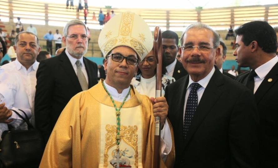 VIDEO: Realizan rito ordenación de nuevo obispo SPM; Danilo Medina asistió