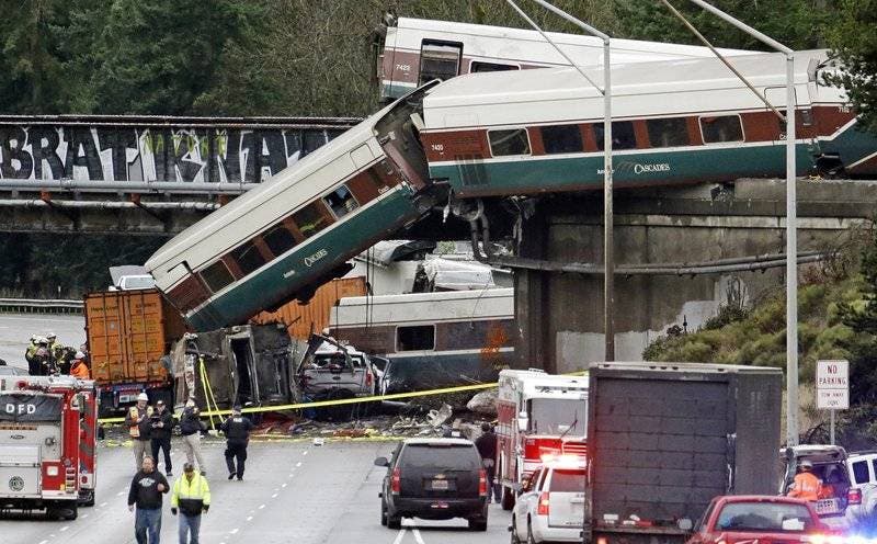 El tren Amtrak que descarriló al sur de Seattle superaba por mucho la velocidad permitida