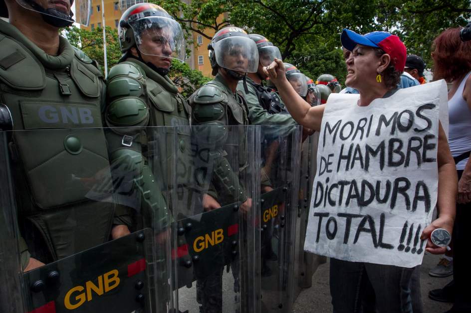 Cuatro muertos tras protestas por comida y saqueos en un estado de Venezuela