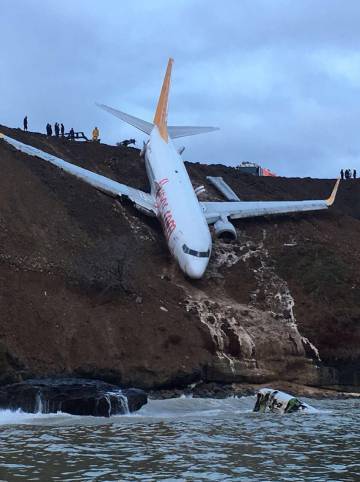 Un avión turco con 162 pasajeros cae por un acantilado sin que haya heridos