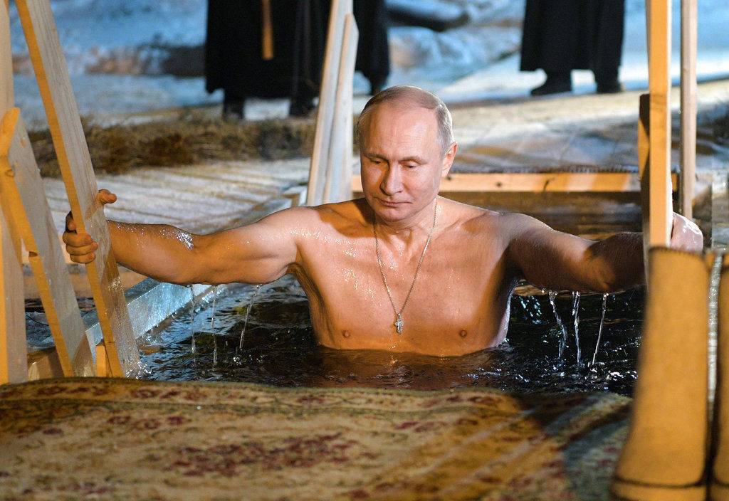 Putin se baña en un lago helado para celebrar la Epifanía