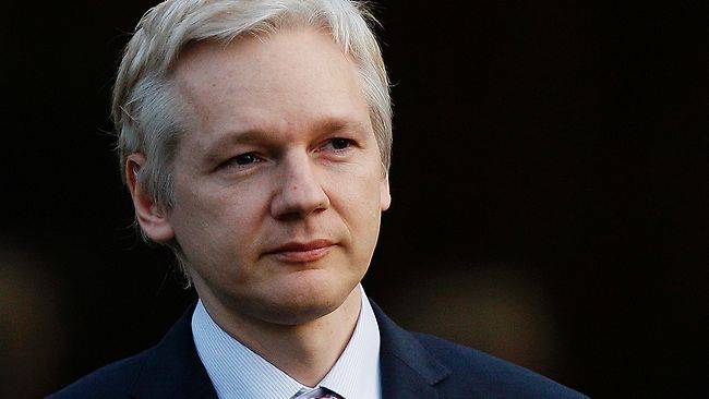 Canciller de Ecuador confirma naturalización a Julian Assange