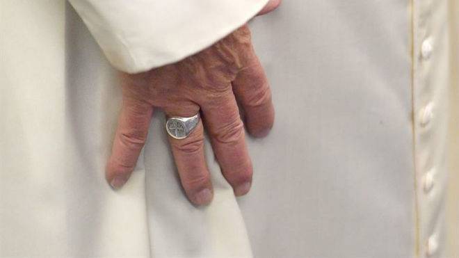 El papa explicó por qué decidió casar a la pareja de asistentes de vuelo