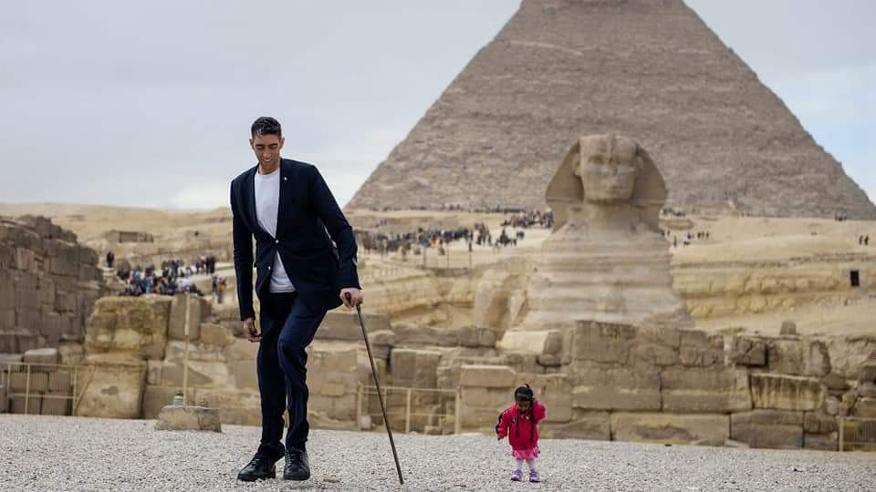 EN FOTOS: Vea a la mujer más pequeña del mundo al lado del hombre más alto