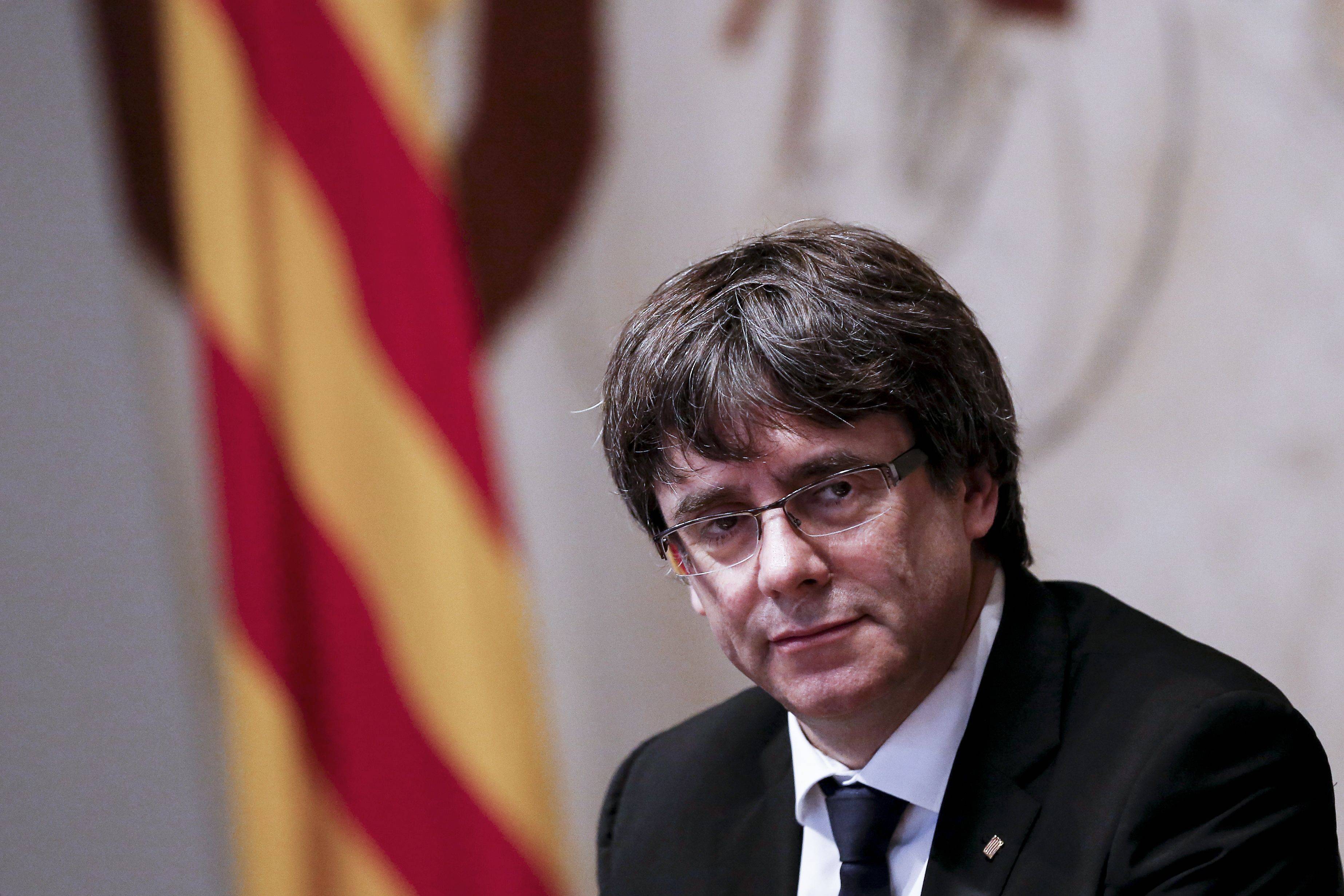 Carles Puigdemont pide ayuda al Parlamento catalán para ir al pleno de investidura