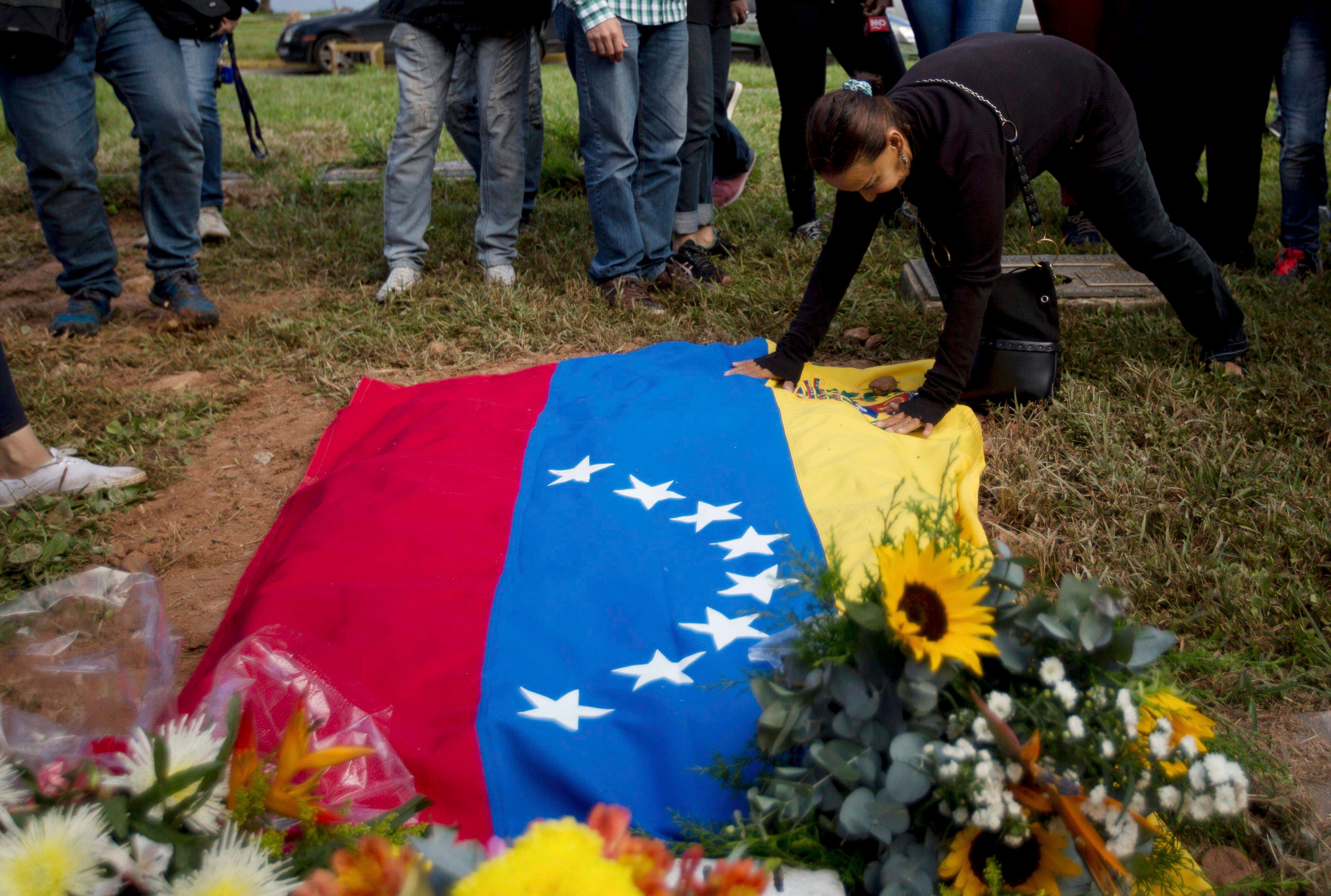 Bajo un fuerte dispositivo militar entierran al venezolano Óscar Pérez