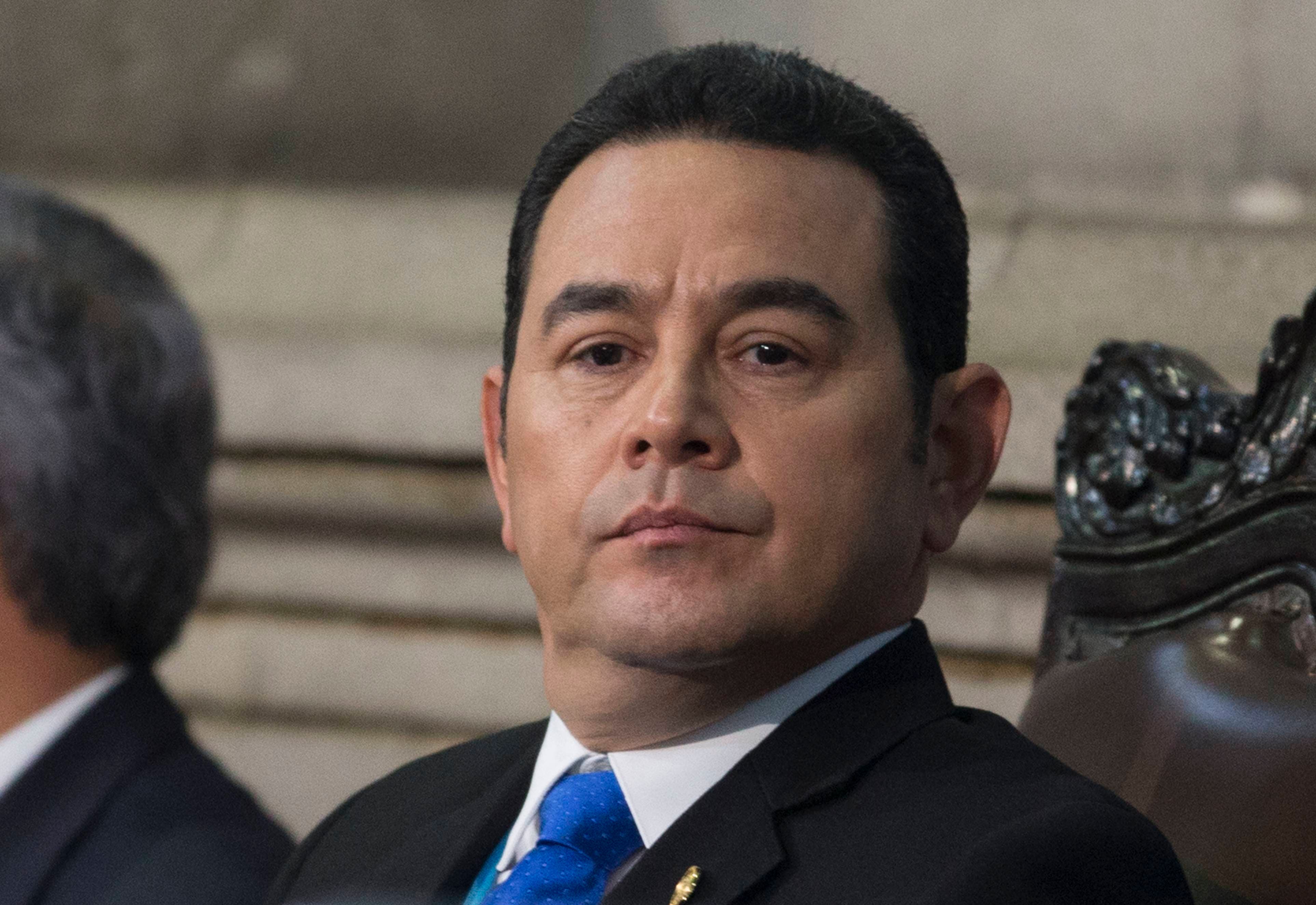 El presidente de Guatemala rechaza pagar de su salario la compra de licor, lentes de lujo y ropa  deportiva