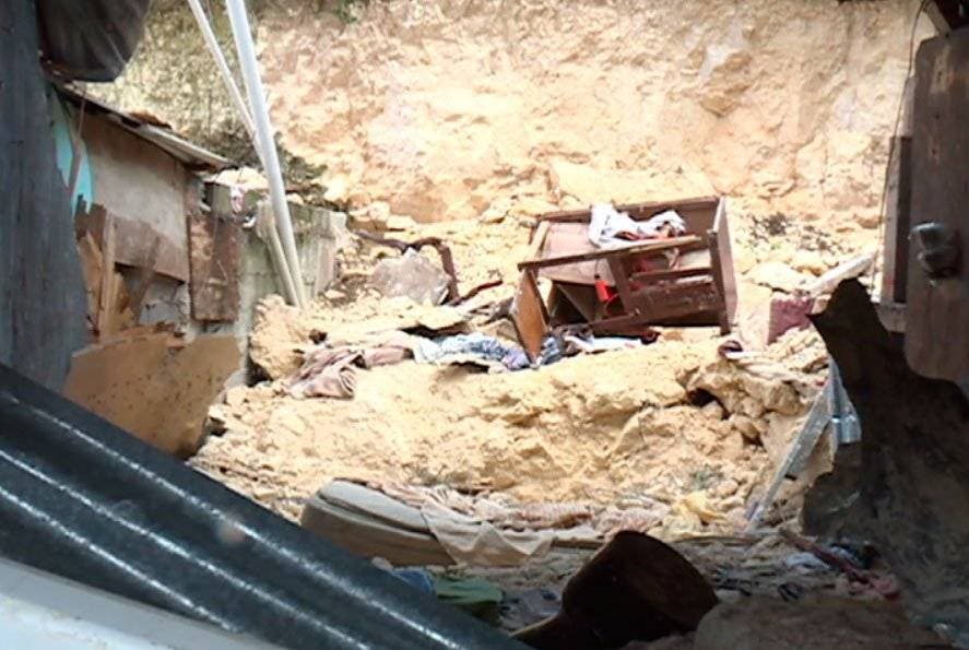 Mujer y sus dos hijas mueren al ser aplastada por una piedra la vivienda donde residían en Herrera