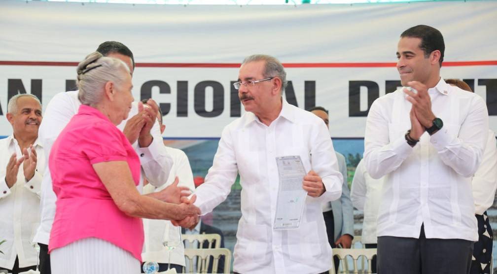 Presidente entrega 1,504 títulos de propiedad a parceleros de Santiago