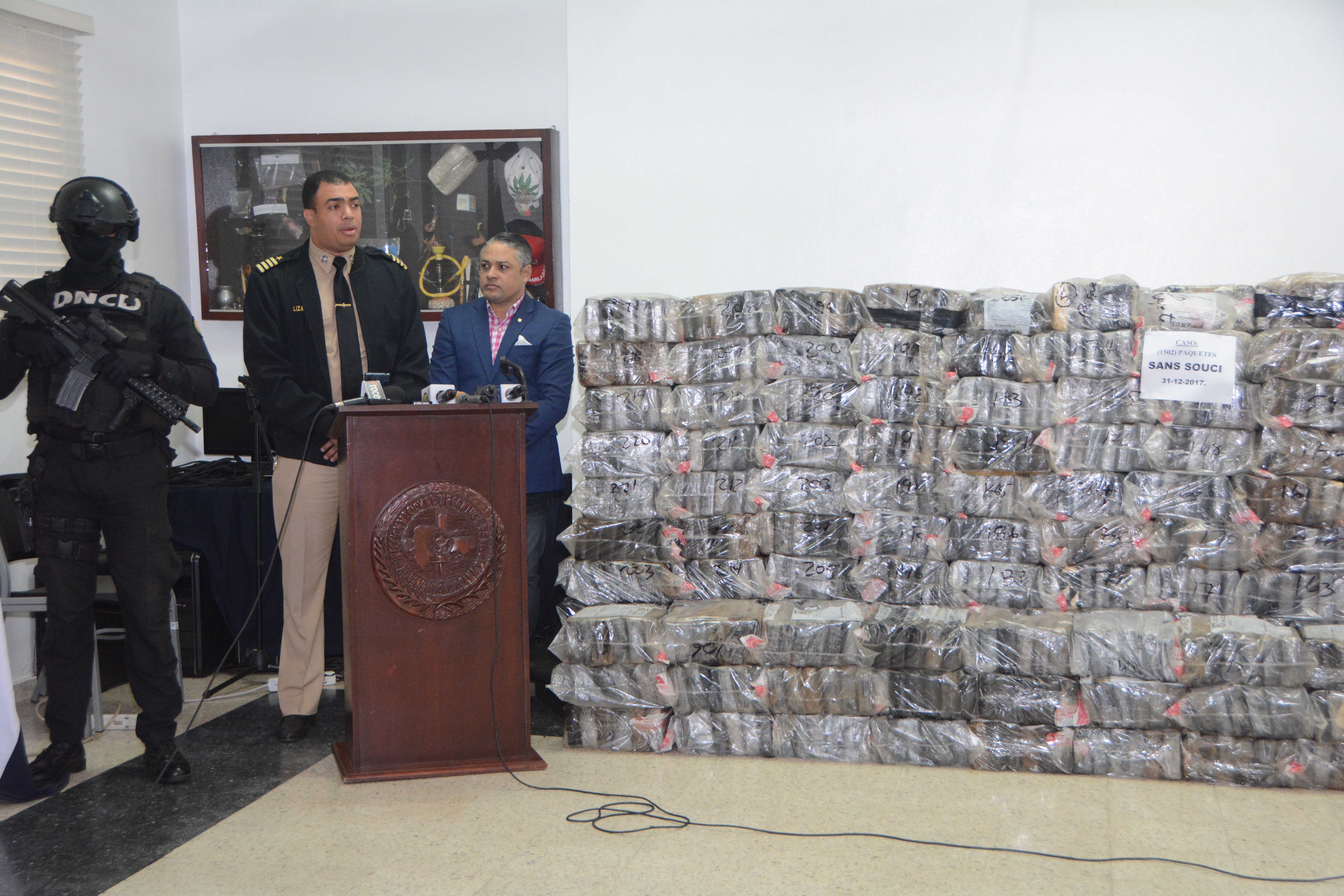 Autoridades ocupan mil 502 paquetes de cocaína en barco de carga