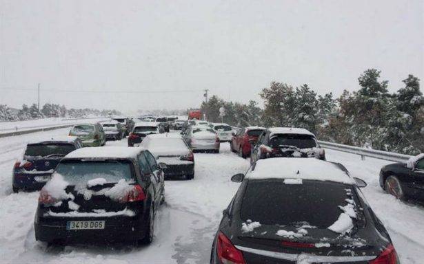 Una gran nevada atrapa en España a cientos de vehículos y miles de personas