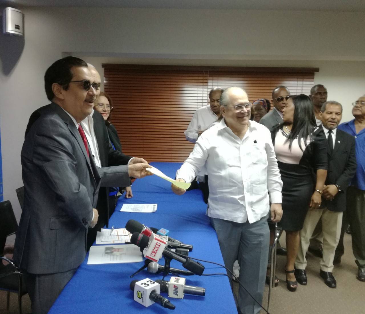 Jesús Feris Iglesias inscribió su candidatura para presidente del PRM