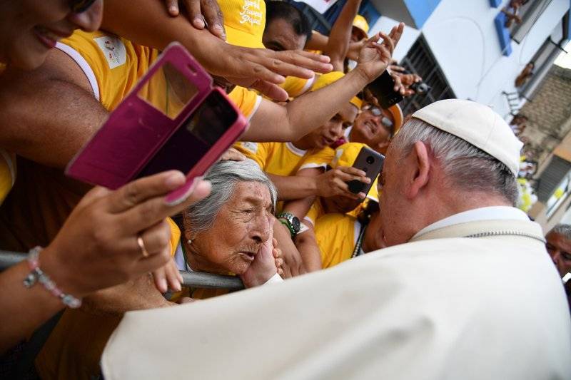 El papa Francisco cierra polémica e intranquila visita a Sudamérica