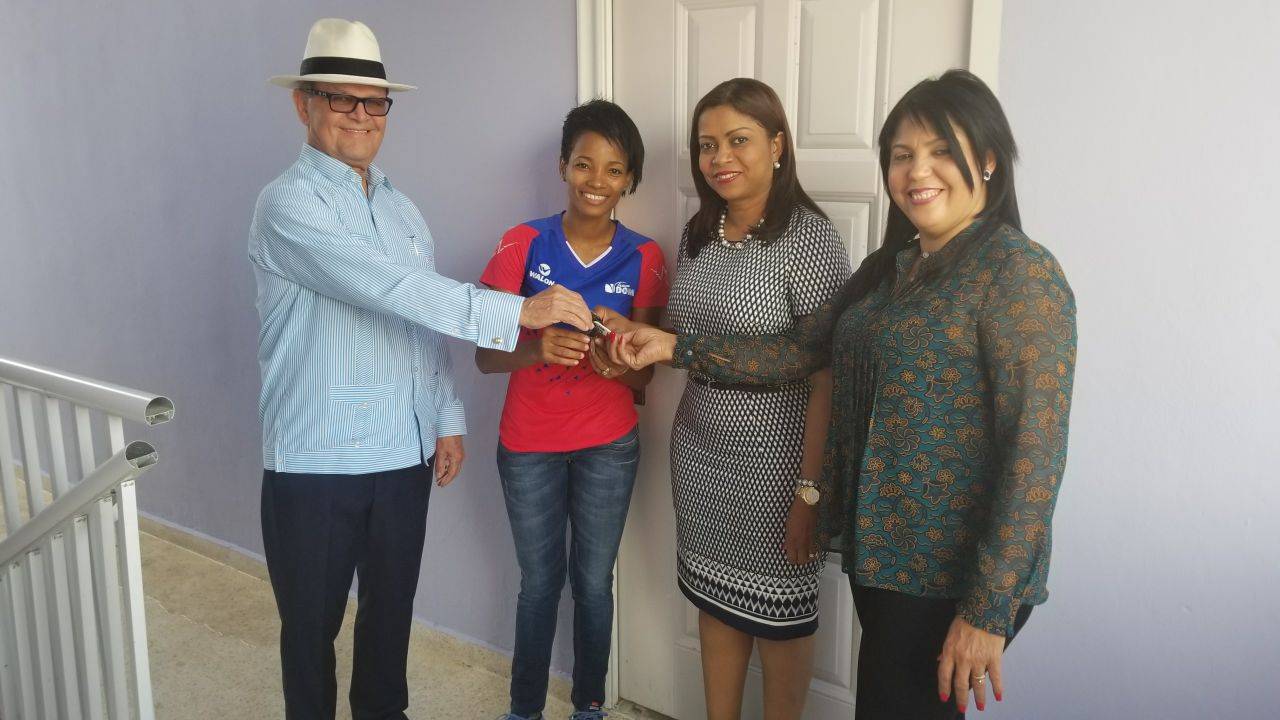 Gobierno entrega apartamento a Ana Villanueva