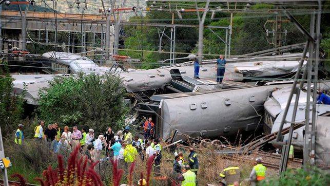 Mueren cuatro personas y decenas más resultan heridas al estrellarse un tren de pasajeros en Sudáfrica