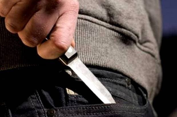 Dos jóvenes acusados de herir con cuchillos a otros frente a una discoteca son apresados