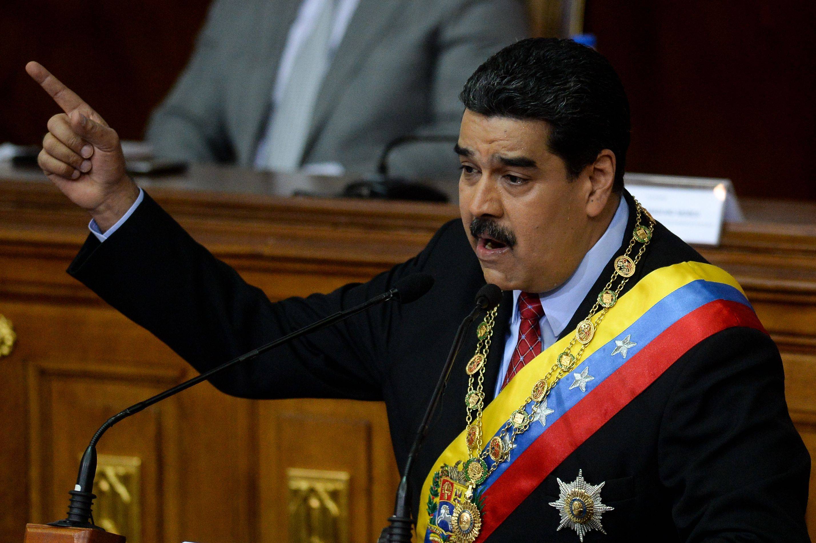 Maduro afirma que piloto rebelde planeaba atentado contra embajada