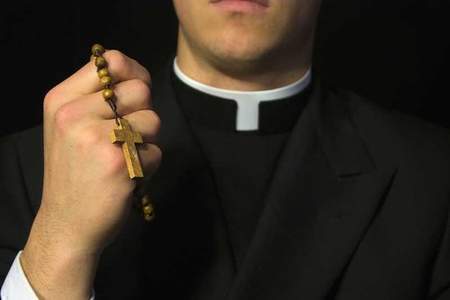 Sacerdote católico acusado de violar a una menor detenido en México